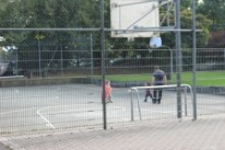 spielende Kinder auf dem Fussballfeld