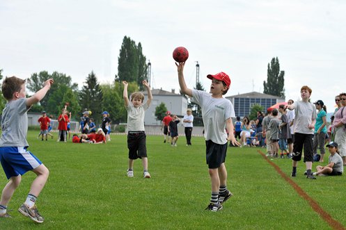Sportzentrum Pfaffenholz, mit Kindern beim Handballspiel