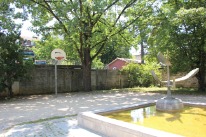 Brunnen und Basketballkorb