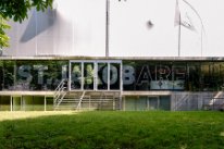 Eishalle St. Jakob-Arena, Fassade mit Beschriftung