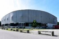 Eishalle St. Jakob-Arena, Aussenseite mit Hinterausgang
