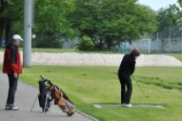 Sportanlage Bachgraben Golfspieler und Golfspielerin